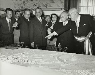 Intervento del Presidente della Repubblica Luigi Einaudi e della moglie Ida alle manifestazioni celebrative del decennale del sacrificio della Città di Cassino