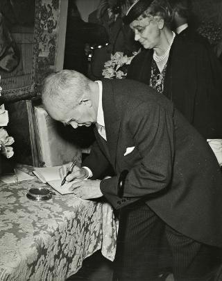 Intervento del Presidente della Repubblica Luigi Einaudi e della moglie Ida alla inaugurazione della Mostra annuale dell'Accademia di Francia (Roma, Villa Medici)