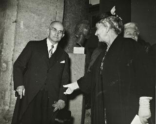 Intervento del Presidente della Repubblica Luigi Einaudi e della moglie Ida alla inaugurazione della Mostra annuale dell'Accademia di Francia (Roma, Villa Medici)