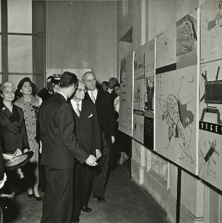 Intervento del Presidente della Repubblica Luigi Einaudi e della moglie Ida alla inaugurazione della Mostra annuale dell'Accademia di Francia (Roma, Villa Medici)