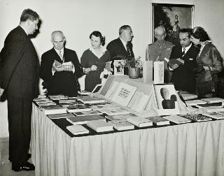 Visita del Presidente della Repubblica Luigi Einaudi e della moglie Ida alla Mostra del libro tedesco (Roma, Palazzo delle Esposizioni)