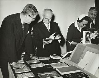 Visita del Presidente della Repubblica Luigi Einaudi e della moglie Ida alla Mostra del libro tedesco (Roma, Palazzo delle Esposizioni)