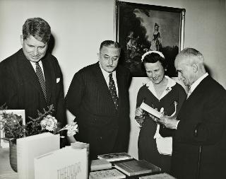 Visita del Presidente della Repubblica Luigi Einaudi e della moglie Ida alla Mostra del libro tedesco (Roma, Palazzo delle Esposizioni)