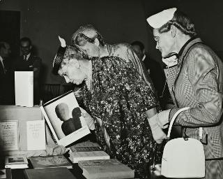 Visita del Presidente della Repubblica Luigi Einaudi e della moglie Ida alla Mostra del libro tedesco (Roma, Palazzo delle Esposizioni)