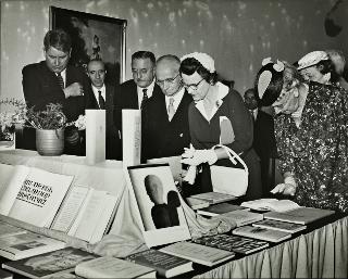 Visita del Presidente della Repubblica Luigi Einaudi e della moglie Ida alla Mostra del libro tedesco (Roma, Palazzo delle Esposizioni)