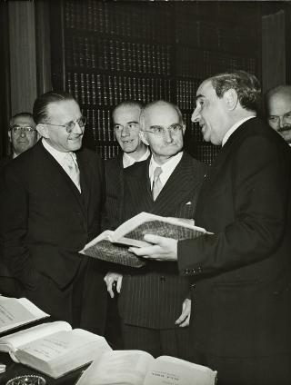 Visita del Presidente della Repubblica Luigi Einaudi alla sede della "Nuova Antologia" (Roma)