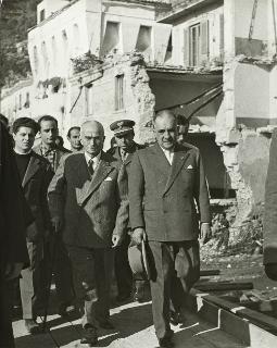 Visita del Presidente della Repubblica Luigi Einaudi alle zone alluvionate del Salernitano (Salerno)
