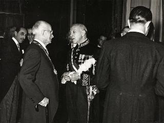 L'ambasciatore del Brasile in Italia, Carlos Alves De Souza, insignisce il Presidente della Repubblica Luigi Einaudi del Gran Collare dell'Orden Nacional do Cruzeiro Do Sul