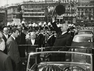 Intervento del Presidente della Repubblica Luigi Einaudi e della moglie Ida alla celebrazione nazionale del X anniversario della Liberazione (Milano)