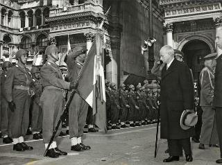 Intervento del Presidente della Repubblica Luigi Einaudi e della moglie Ida alla celebrazione nazionale del X anniversario della Liberazione (Milano)