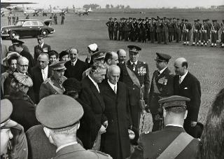 Saluto del Presidente della Repubblica Luigi Einaudi e della moglie Ida al Presidente della Repubblica del Libano e alla Signora Chamoun all'aeroporto di Ciampino (Roma)