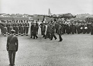 Saluto del Presidente della Repubblica Luigi Einaudi e della moglie Ida al Presidente della Repubblica del Libano e alla Signora Chamoun all'aeroporto di Ciampino (Roma)