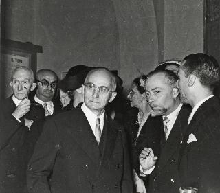 Il Presidente della Repubblica Luigi Einaudi con Guido Bisori all'archivio Datini (Prato)