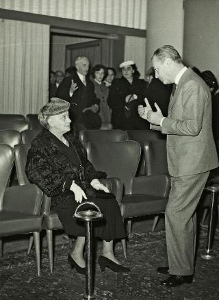 Ida Einaudi Pellegrini assiste alla proiezione del film "Un giorno al Quirinale" nella sala INCOM (Roma)