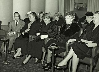 Ida Einaudi Pellegrini assiste alla proiezione del film "Un giorno al Quirinale" nella sala INCOM (Roma)