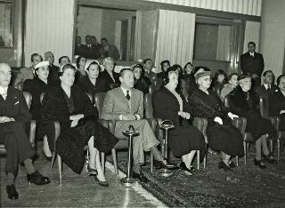 Ida Einaudi Pellegrini assiste alla proiezione del film "Un giorno al Quirinale" nella sala INCOM (Roma)