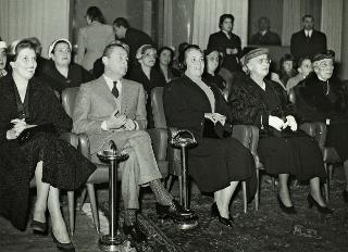 Ida Einaudi Pellegrini assiste alla proiezione del film "Un giorno al Quirinale" nella sala INCOM (Roma)