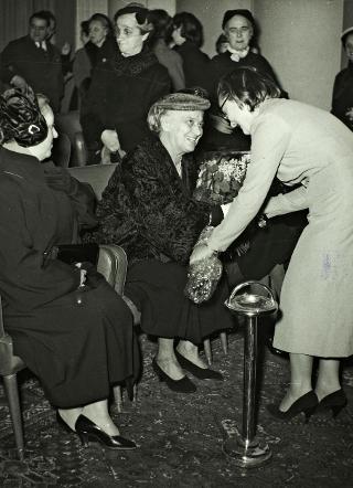 Ida Einaudi Pellegrini assiste alla proiezione del film "Un giorno al Quirinale" nella sala INCOM (Roma)
