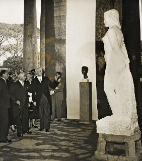 Intervento del Presidente della Repubblica Luigi Einaudi e della moglie Ida alla inaugurazione della Mostra annuale dell'Accademia di Francia (Roma, Villa Medici)