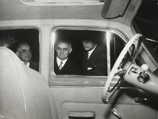 Intervento del Presidente della Repubblica Luigi Einaudi e della moglie Ida alla cerimonia inaugurale del 37° Salone internazionale dell'Automobile (Torino)