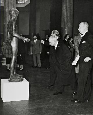 Visita del Presidente della Repubblica Luigi Einaudi e della moglie Ida alla Mostra di arte nordica contemporanea (Roma, Palazzo delle Esposizioni)