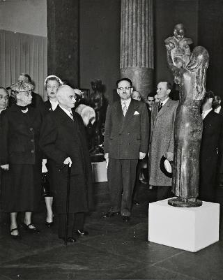 Visita del Presidente della Repubblica Luigi Einaudi e della moglie Ida alla Mostra di arte nordica contemporanea (Roma, Palazzo delle Esposizioni)