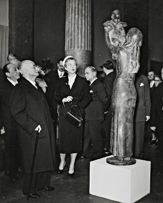 Visita del Presidente della Repubblica Luigi Einaudi e della moglie Ida alla Mostra di arte nordica contemporanea (Roma, Palazzo delle Esposizioni)