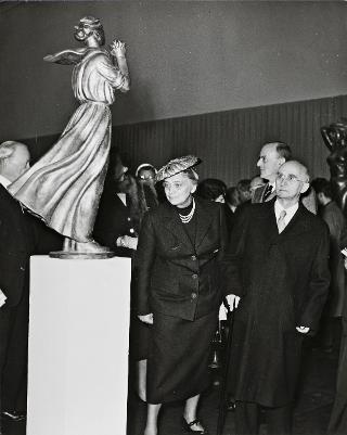 Visita del Presidente della Repubblica Luigi Einaudi e della moglie Ida alla Mostra di arte nordica contemporanea (Roma, Palazzo delle Esposizioni)