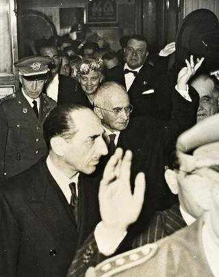Intervento del Presidente della Repubblica Luigi Einaudi e della moglie Ida alla proiezione del film "Italia K 2" al Cinema Barberini (Roma)