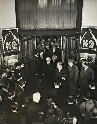 Intervento del Presidente della Repubblica Luigi Einaudi e della moglie Ida alla proiezione del film "Italia K 2" al Cinema Barberini (Roma)