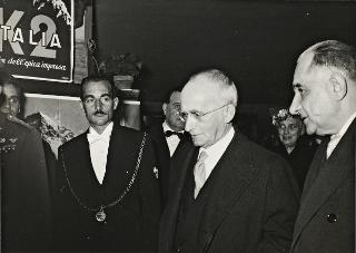 Intervento del Presidente della Repubblica Luigi Einaudi e della moglie Ida alla proiezione del film "Italia K 2" al Cinema Barberini (Roma)