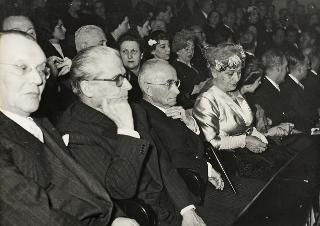 Intervento del Presidente della Repubblica Luigi Einaudi e della moglie Ida alla proiezione del film "Italia K 2" al Cinema Barberini (Roma)