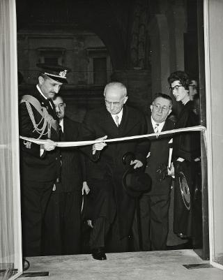 Intervento del Presidente della Repubblica Luigi Einaudi e della moglie Ida alla inaugurazione del rinnovato Museo di arte etrusca a Villa Giulia (Roma)