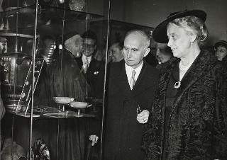Intervento del Presidente della Repubblica Luigi Einaudi e della moglie Ida alla inaugurazione del rinnovato Museo di arte etrusca a Villa Giulia (Roma)