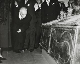 Intervento del Presidente della Repubblica Luigi Einaudi e della moglie Ida alla inaugurazione del rinnovato Museo di arte etrusca a Villa Giulia (Roma)