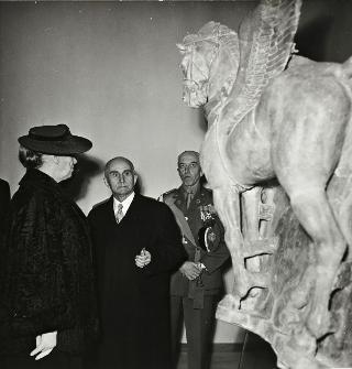 Intervento del Presidente della Repubblica Luigi Einaudi e della moglie Ida alla inaugurazione del rinnovato Museo di arte etrusca a Villa Giulia (Roma)