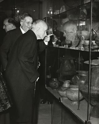 Intervento del Presidente della Repubblica Luigi Einaudi e della moglie Ida alla inaugurazione del rinnovato Museo di arte etrusca a Villa Giulia (Roma)