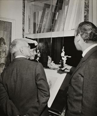I coniugi Einaudi visitano un'esposizione di dipinti di Guglielmo Emanuel in compagnia dell'autore