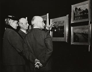 I coniugi Einaudi visitano un'esposizione di dipinti di Guglielmo Emanuel in compagnia dell'autore