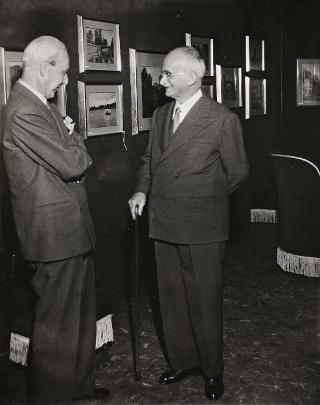I coniugi Einaudi visitano un'esposizione di dipinti di Guglielmo Emanuel in compagnia dell'autore