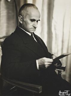 Il Presidente della Repubblica Luigi Einaudi ritratto seduto di tre quarti
