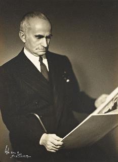 Il Presidente della Repubblica Luigi Einaudi ritratto mentre legge un libro