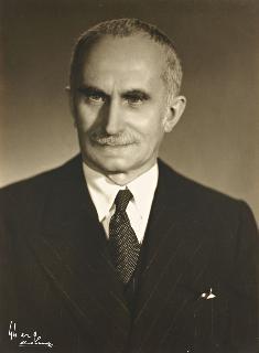 Il Presidente della Repubblica Luigi Einaudi ritratto a mezzo busto in abito gessato