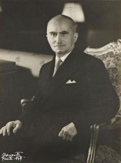 Il Presidente della Repubblica Luigi Einaudi ritratto seduto