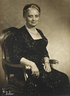 Ida Einaudi Pellegrini e seduta in abito da cerimonia
