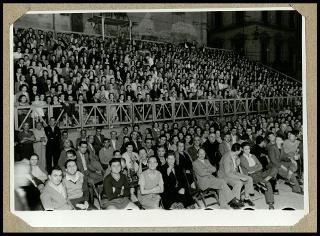 Rappresentazione teatrale in piazza a Pontedera nel 1950