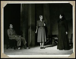 Rappresentazione teatrale in piazza a Pontedera nel 1950