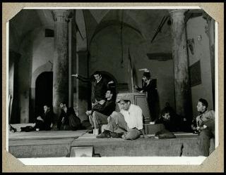 Rappresentazione teatrale in piazza a Pontedera nel 1950