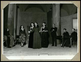 Rappresentazione teatrale in piazza a Pontedera nel 1950
