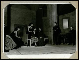 Rappresentazione teatrale in piazza a Pontedera nel 1950